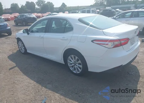 2018 Toyota Camry Le z USA, uszkodzony, nr VIN 4T1B11HKXJU069544